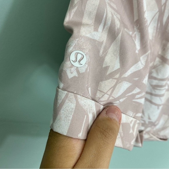 Lululemon Spring Break Away Short Shadow‎ Leaf Light Ivory Muse Sz 8 W7AY6S - Picture 4 of 5